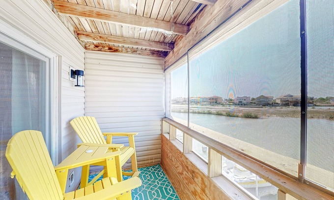 Port Isabel Condominio | Water-view downtown condo with outdoor pool, balcony, W/D, AC - 30 day min stay