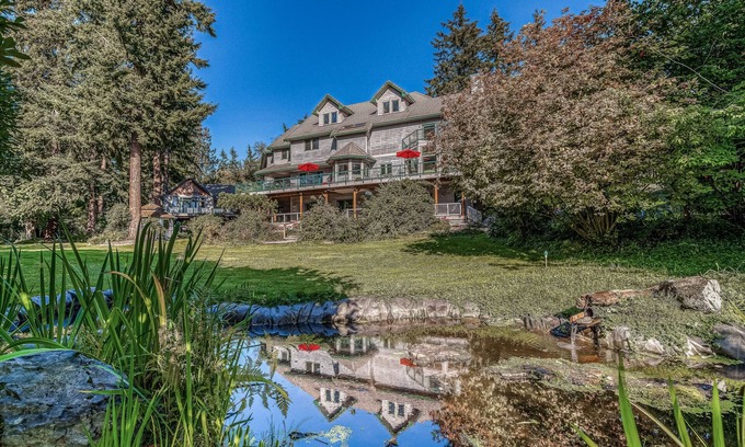 Clinton Casa | Water-view estate with on-site entertainment & 3 kitchens - events welcome