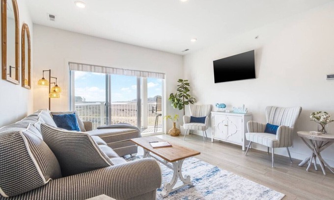 Rehoboth Beach Condominio | Water Views * Balcony * Pool * Fast Wi-Fi