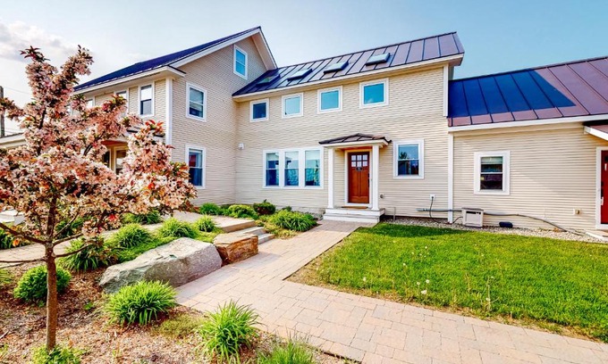 Waterbury Center Casa | Waterbury-Stowe Farmhouse Units 1-3