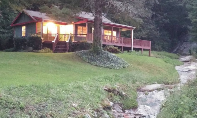 Hendersonville Cabina | Waterfall Lodge at Slick Rock Falls, Jacuzzi, Fire Pit, WiFi Fenced Yard Pets OK