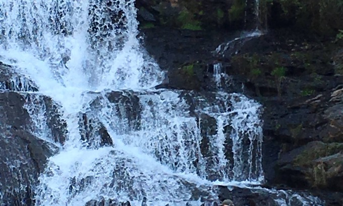 Dahlonega Cabaña | Waterfall Cottage en Cane Creek Falls, 2BR / 2BA a la vista y el sonido de las cataratas