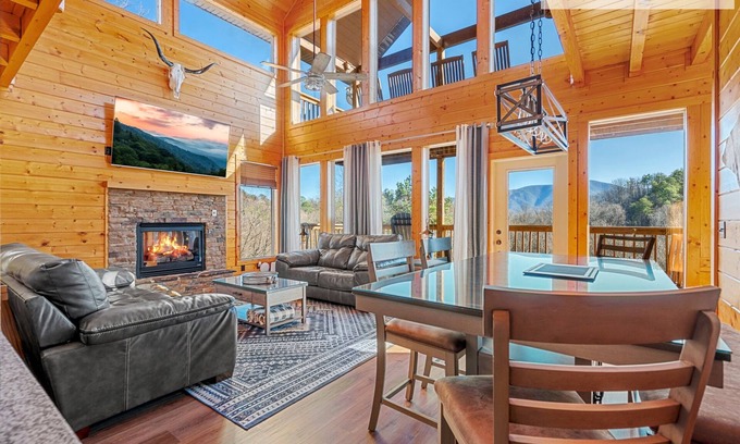 Gatlinburg - Pigeon Forge Cabina | SECLUDED, vista de 20 millas, teatro (75 "TV) y sala de juegos, bañera de hidromasaje, pozo de fuego, cascada