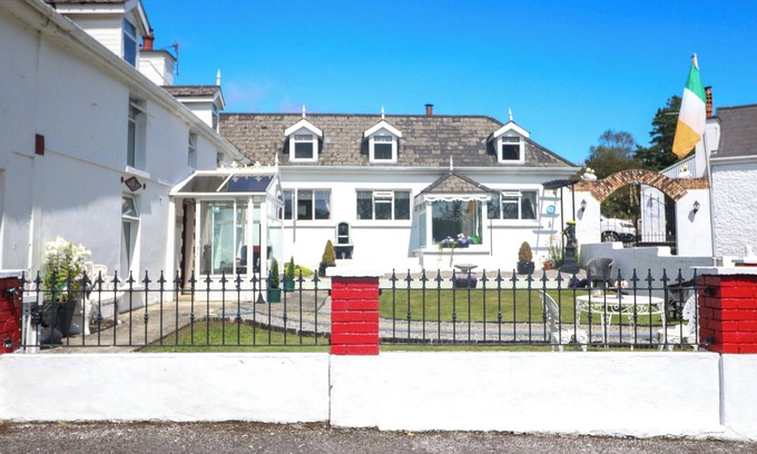 Shiplake Cabaña | WATERFALL HOUSE, romantic, with a garden in Dunmanway, County Cork