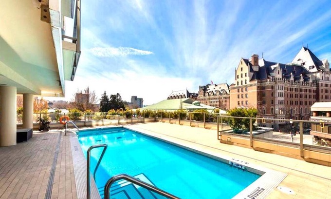 Downtown Victoria Apartamento | Waterfalls Hotel in Downtown With Stunning Views!
