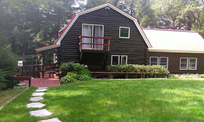 Rindge Casa | Hermosa casa de madera frente al lago ubicado en los pinos en el lago Contoocook