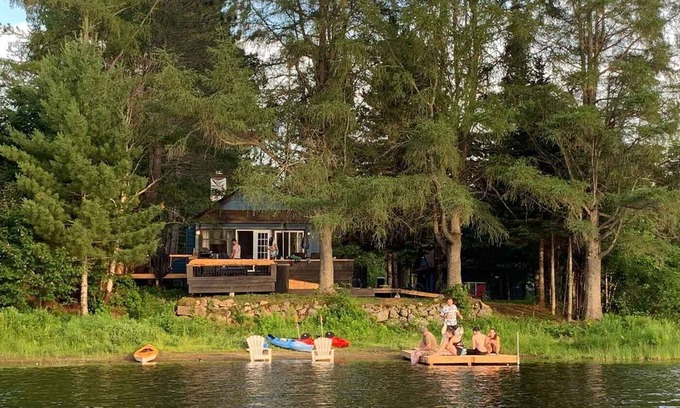 Sainte-Agathe-des-Monts Chalet De Esquí | Waterfront cottage with private spa, blending rustic and contemporary charm.