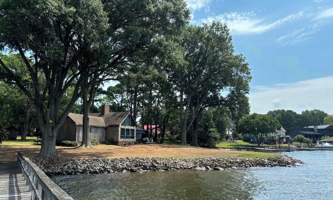 Terrell Cabina | Waterfront Cabin: beach, hot tub, kayaks & panoramic lake views