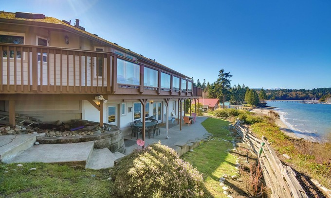 Port Hadlock Casa | Waterfront PNW Escape w/ Deck & Beach Access!