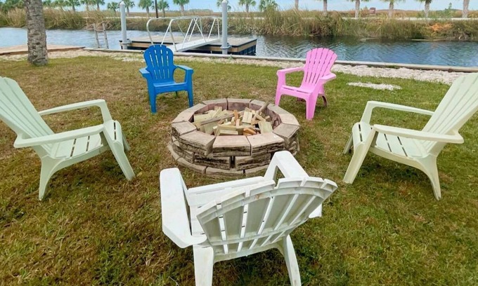 Suwannee Cabina | Waterfront 1 bed plus sleeper sofa, FREE Boat dock, Fire Pit, & Trailor Parking