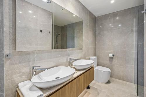 Bokarina Apartamento | Waterfront 2-Bed Oasis - Pool Steam Jacuzzi Gym