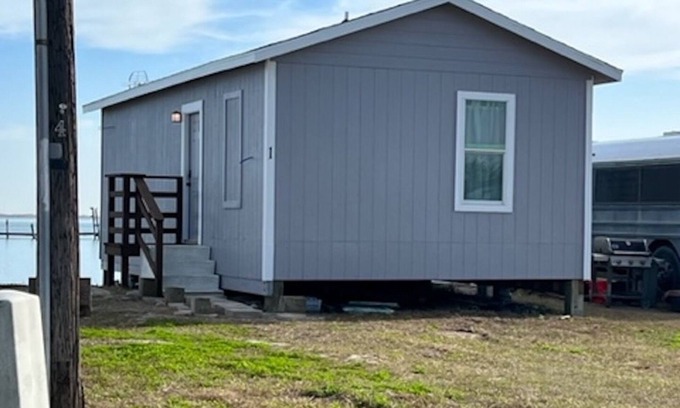 Aransas Pass Cabina | Waterfront 2 bedroom Cabin @Fin and Feather Marina in Aransas Pass. Full kitchen