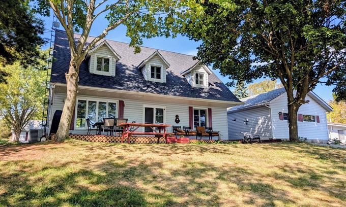 Greater Napanee Casa | Waterfront 2br fully equipped private cottage with wooded area and large yard