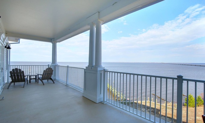 Roper Condominio | Waterfront 2BR Condo w/ Pool Access
