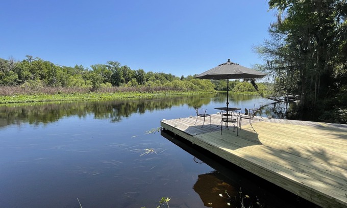 Sorrento Casa | Waterfront 3 Bedroom Cottage with Dock and Kayaks Close to Mount Dora & Sanford