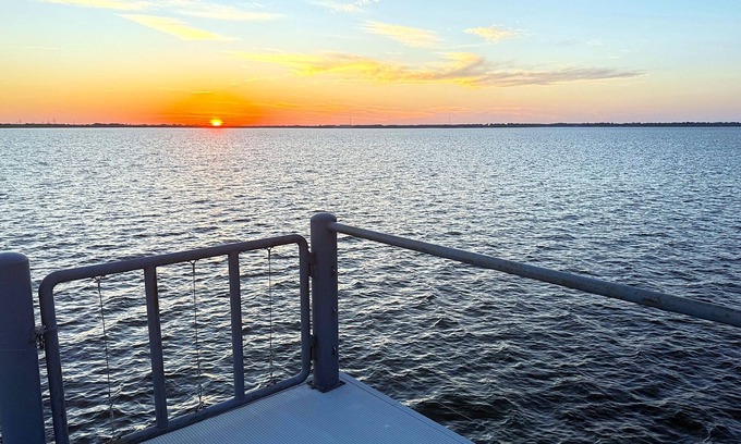 Star Harbor Casa | Waterfront 3-bedroom house on Cedar Creek Lake in Star Harbor, dock and porch