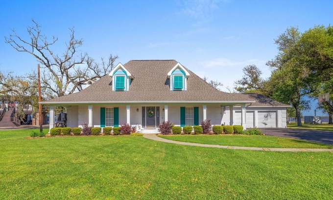 Sulphur Casa | Waterfront 3 Bedroom Home