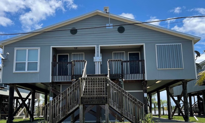Venice Condominio | Waterfront 3BR/2BA Condo in Cypress Cove-10 Beds w large deck for entertaining