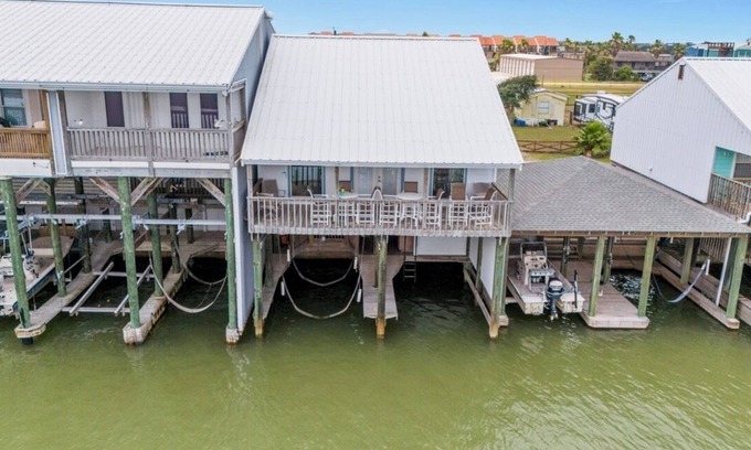 Port O Connor Casa | WATERFRONT 3G CONDO near Fishing Center POC