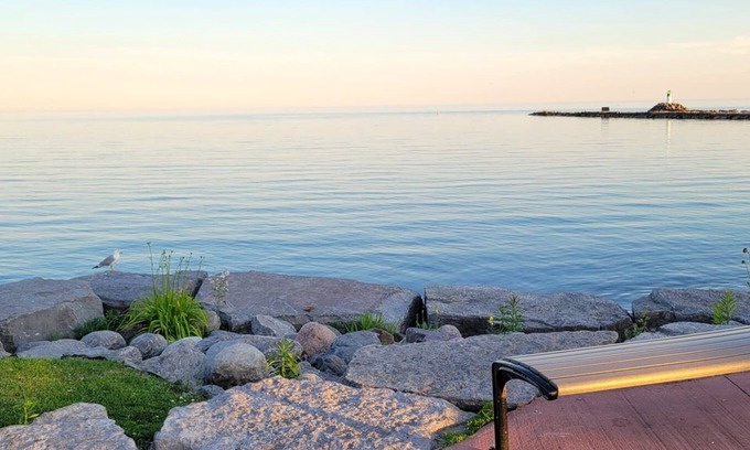 Clarington Casa | Waterfront 4 Bedroom Home - 5mins from the beach