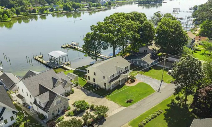 Cobb Island Cabaña | Waterfront 4-bedroom home with hot tub and gym!