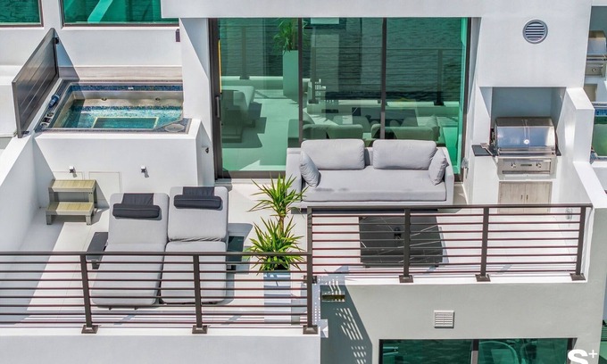 Eastern Shores Casa | Waterfront 4BR Townhome Near Bal Harbour