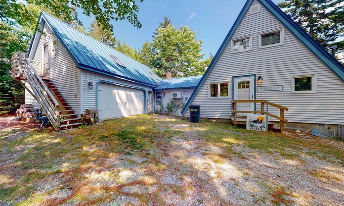 Franklin Casa | Waterfront A-frame on George’s Pond with views, private dock, beach, kayaks, SUP