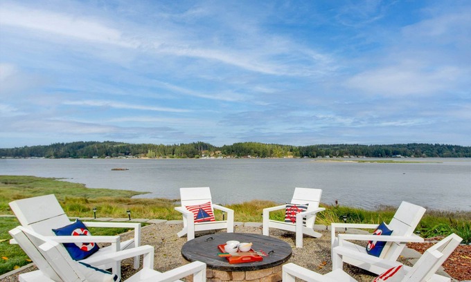 Allyn Casa | Waterfront Allyn Home with Fire Pit + 2 Kayaks!