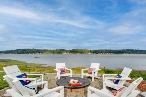 Allyn Casa | Waterfront Allyn Home with Fire Pit and 2 Kayaks!