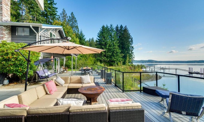 Allyn-Grapeview Casa | Waterfront Allyn Retreat with Guest House and Beach!