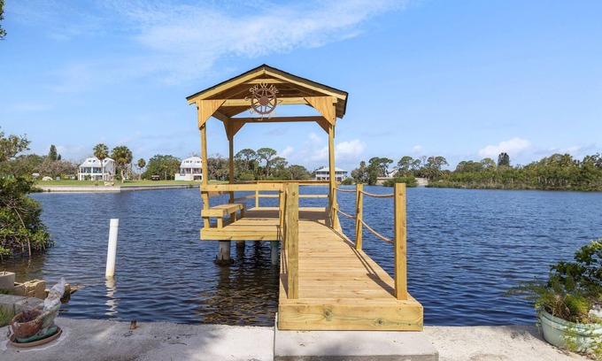 Green Key Estates Casa | Waterfront Angler’s Paradise, 3BR/2.5BA w/ Dock, Boat Ramp, Kayaks, HorseShoes, CornHole, Ping Pong