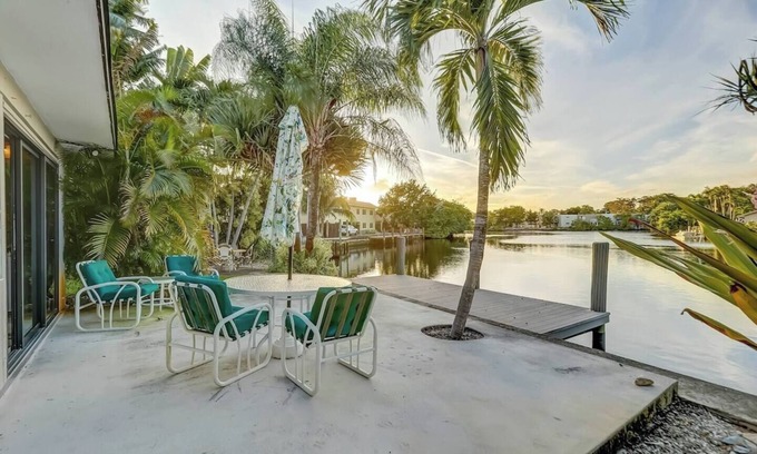 Middle River Terrace Apartamento | Waterfront Apartment ~ Private Patio ~ Pool