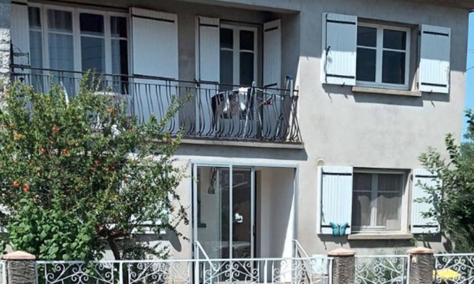 Limoux Apartamento | Waterfront Apartment with Garden