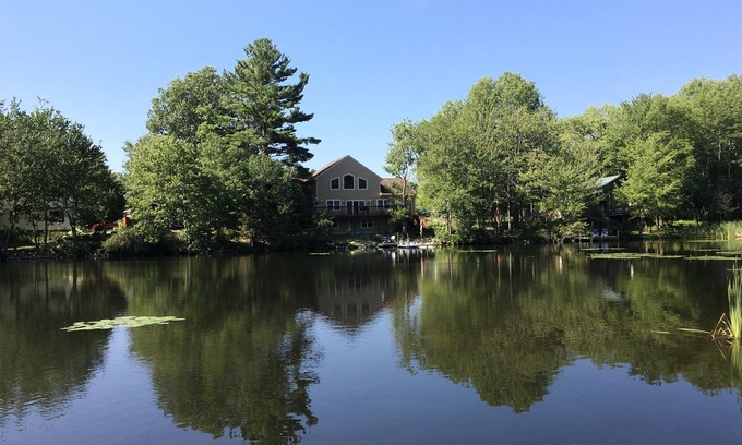 Hinsdale Casa | Waterfront Ashmere Lake House Near Berkshire Attractions