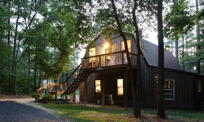 Allen Cabina | Waterfront Barn Loft with Modern Cabin Vibe