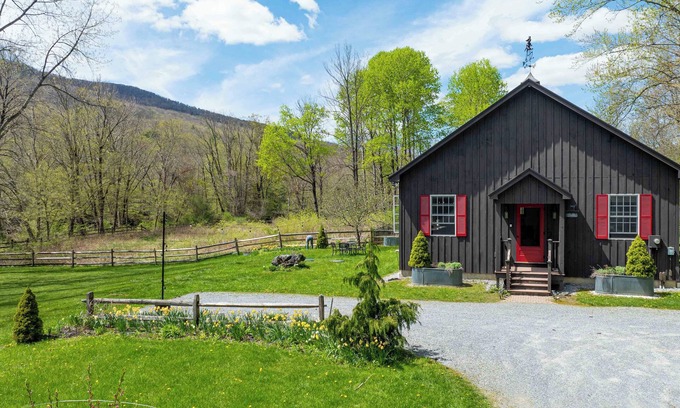 Arlington Casa | Waterfront Battenkill Cottage Retreat