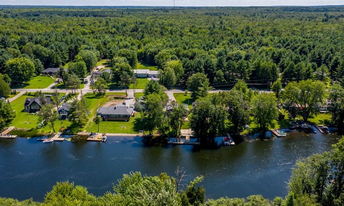 Severn Bridge Cabaña | Waterfront!! Beautiful. New Hot tub. On Trent-Severn Waterway. Muskoka.