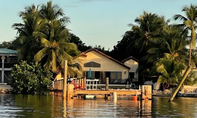 Marathon Villa | Waterfront Beauty 8-guests, Dock, Kayaks and more