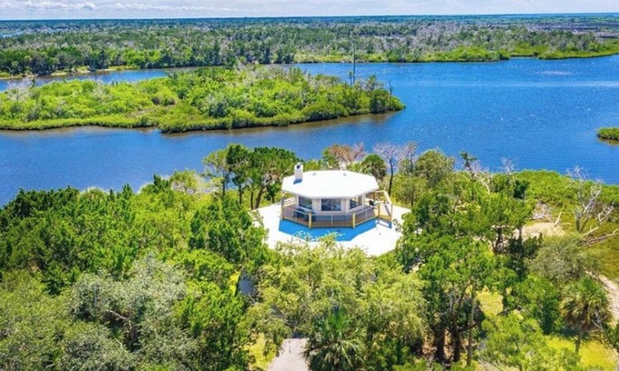 Crystal River Casa | Waterfront Beauty w/floating dock & kayaks