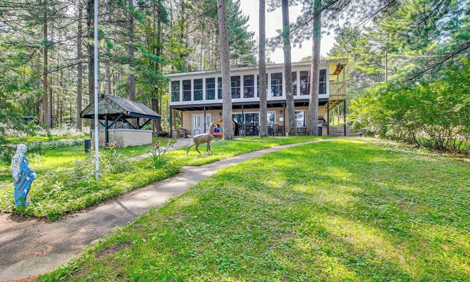 Krakow Casa | Waterfront Berry Lake Getaway w/ Sunroom!