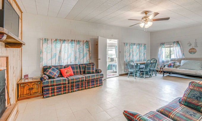 Maryneal Cabaña | Waterfront Blackwell Cottage w/ Patio & Fire Pit!