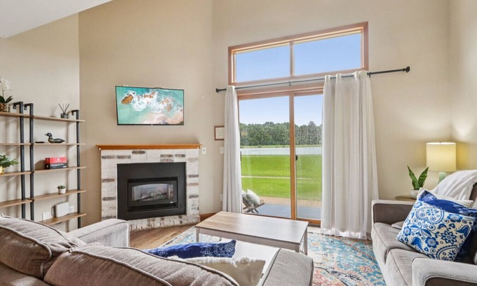 Lake Delton Condominio | Waterfront Boho Retreat