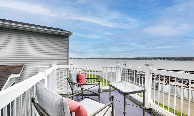 Buckeye Lake Casa | Waterfront Buckeye Lake House: Deck + Views!