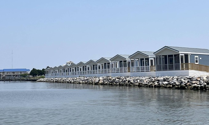 Chincoteague Casa | Waterfront Bungalow 2 on Chincoteague Bay (VA)! - Waterfront Bungalow with Two Bedrooms