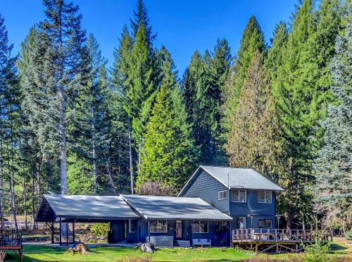 Packwood Casa | Waterfront Cabin at White Pass and Mount Rainier National Park