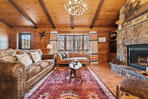 Tunkhannock Casa | WaterFront Cabin Hot Tub Kayaks Firepit Game Consoles