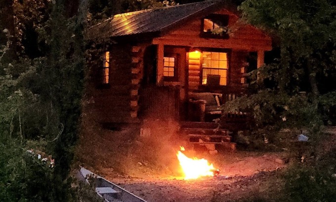 Colton Cabina | Waterfront Cabin - Hot Tub - Free Bikes, Kyaks, Canoes, Paddle, & Fishing Boats!