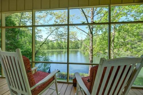 Murphy Casa | Waterfront cabin in the woods
