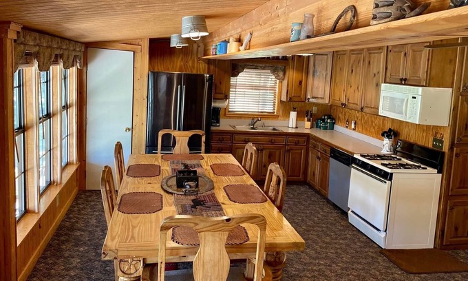Yantis Cabina | Waterfront Cabin on Lake Fork with boathouse and boat ramp available for use