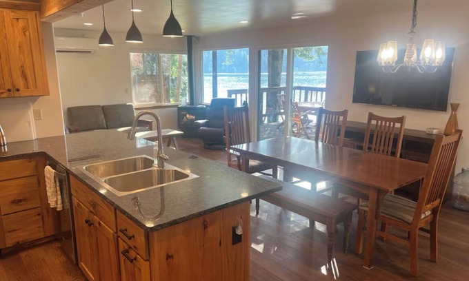 Hayden Cabina | Waterfront Cabin~Private Beach with Dock~Kayaks~Lakeside Deck~Great Fishing!!